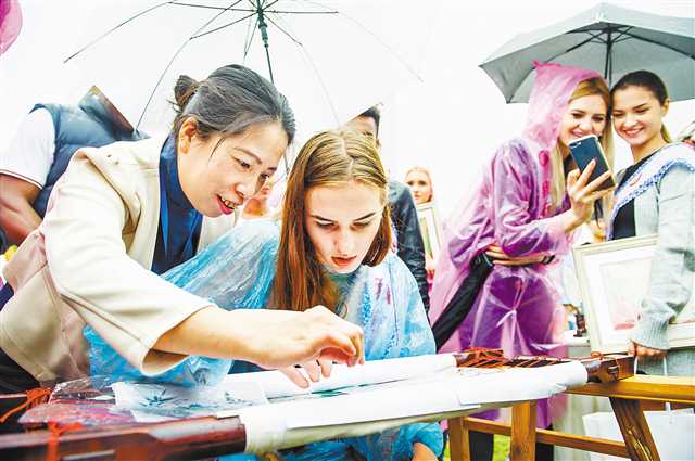 “我在重慶學非遺”活動開幕 外國青年拜師學非遺技藝