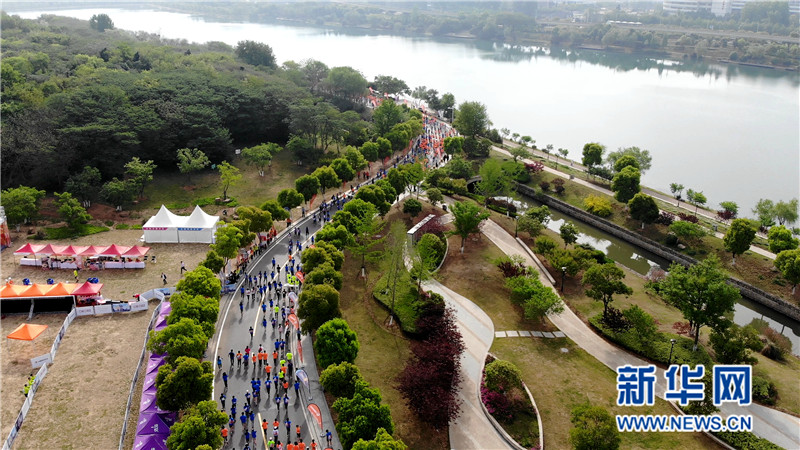 正值陽春四月天 南京仙林半程馬拉松萬人開跑