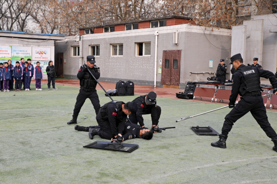 石家庄市桥西区：特警进校园 共筑安全防线_fororder_石家庄市桥西区：特警进校园 共筑安全防线166