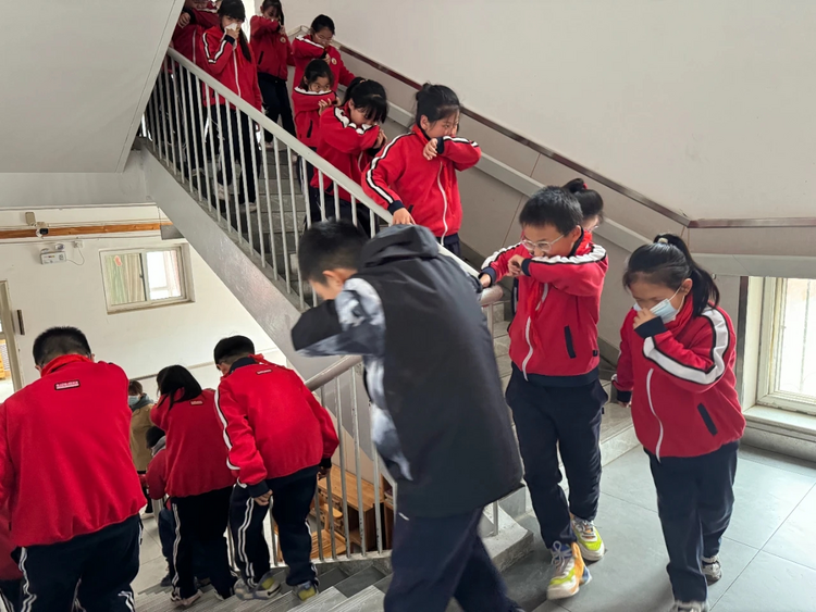 石家莊市新華區:消防培訓進校園 實際演練築平安_fororder_圖片 1