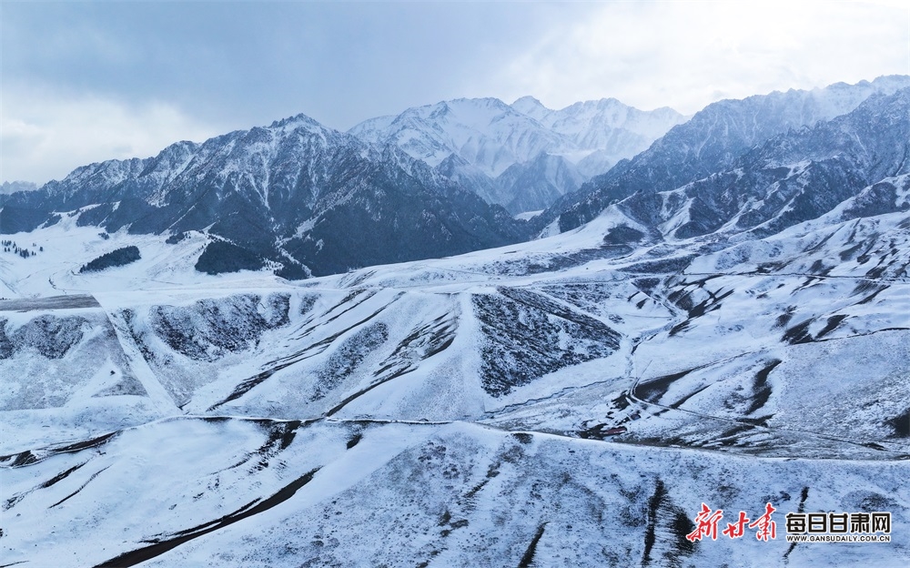 祁连山民乐段：群山巍峨云雾缭绕 春雪着墨宛若画卷_fororder_9