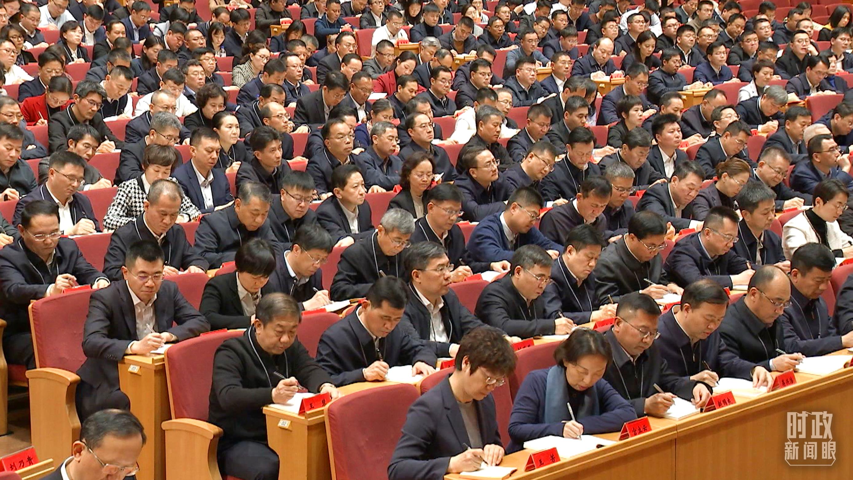 时政新闻眼丨年轻干部怎样健康成长，习近平提出这份“行动指南”