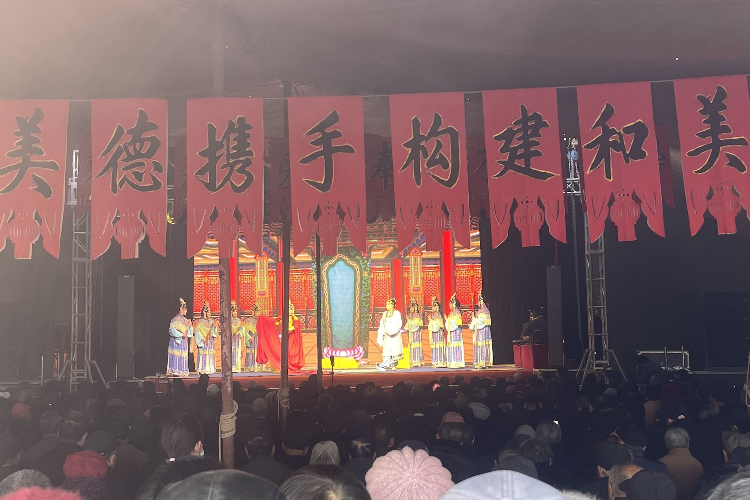 保定市徐水区：庙会办成文化节 文明乡风润民心_fororder_戏剧演出吸引十里八村百姓观看。张珊摄