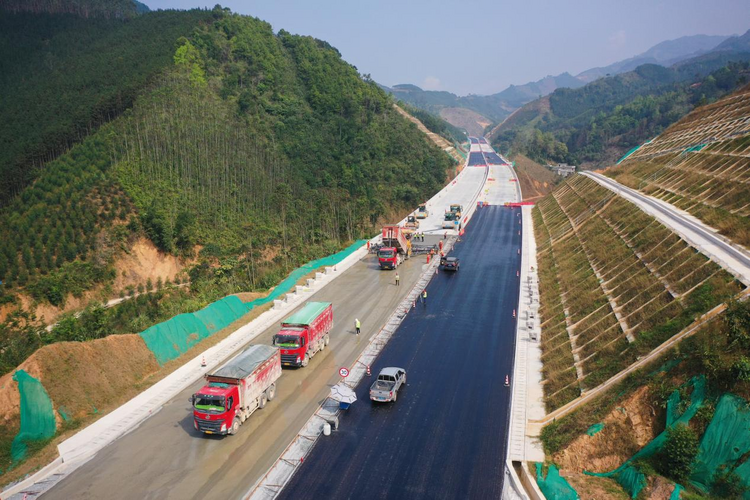 广西高速公路建设项目掀起复工复产热潮_fororder_图片3
