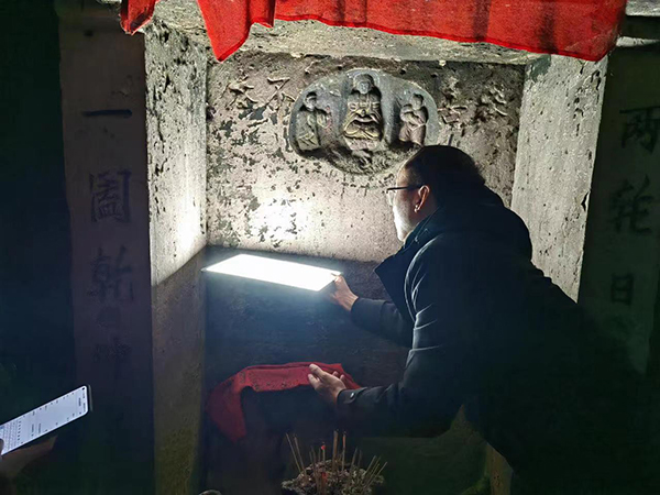 守護歷史記憶 資陽安岳在行動_fororder_普查人員正在辨認龕窟上的文字。攝影潘政吉