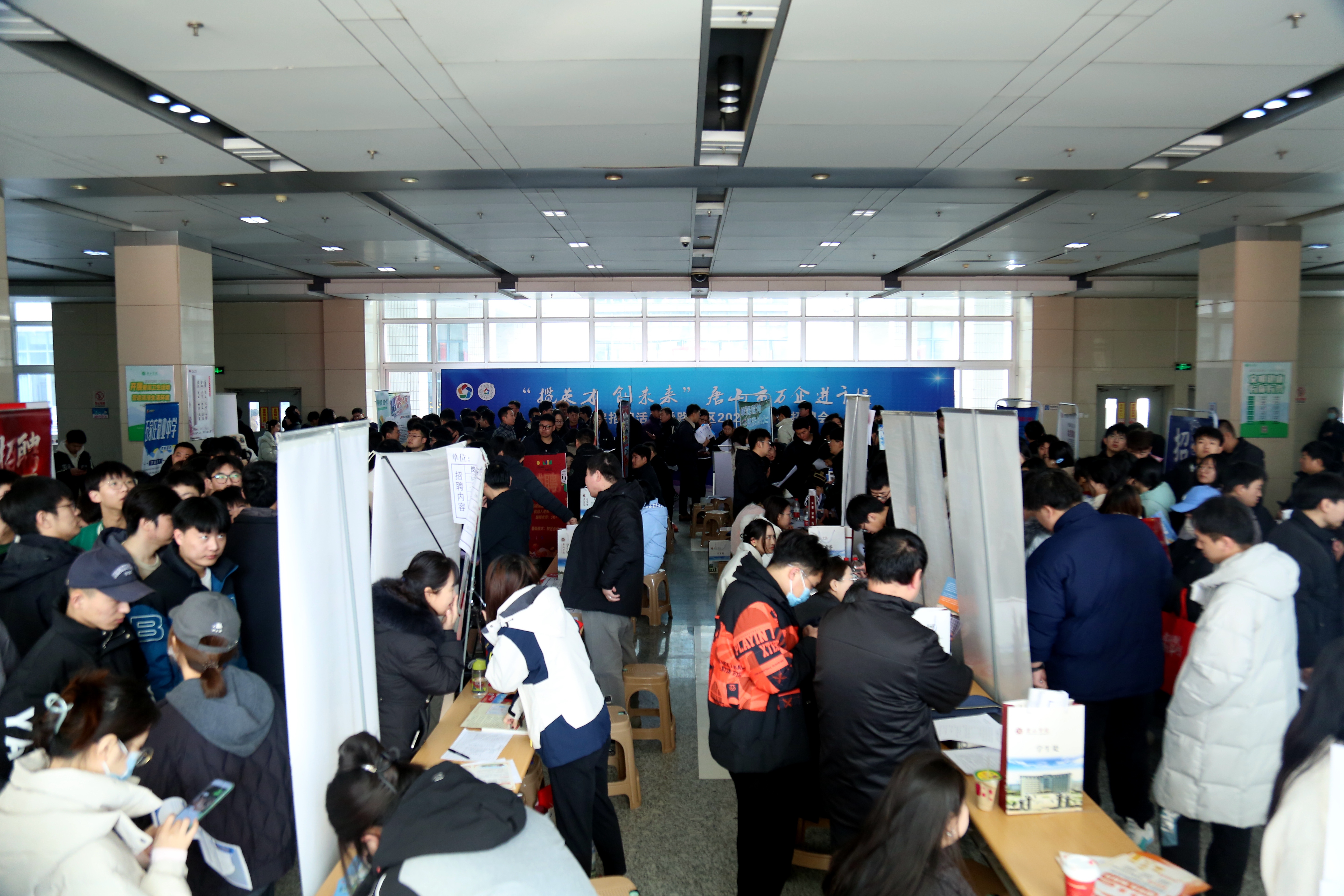 唐山路北：抢抓开局，开启首场校园招聘盛会_fororder_图为招聘会活动现场。马雅雄 摄 (9).JPG
