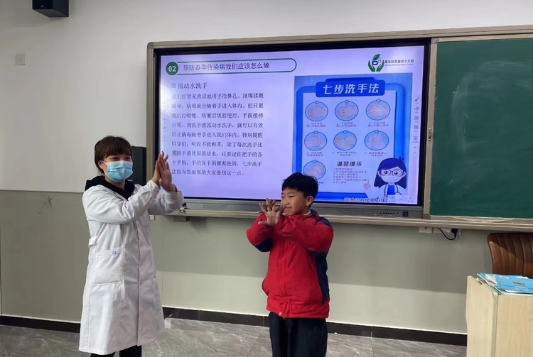 图片默认标题_fororder_图片一：百楼镇卫生院健康副校长与太保营小学学生进行互动，现场教学七步洗手法。（李岩摄）