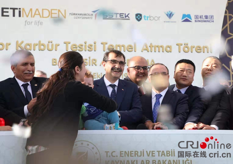 图片默认标题_fororder_5-出席仪式嘉宾们共同奠基