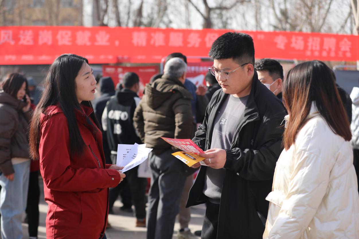 图片默认标题_fororder_图为求职者了解岗位信息。（徐梓钰 摄）