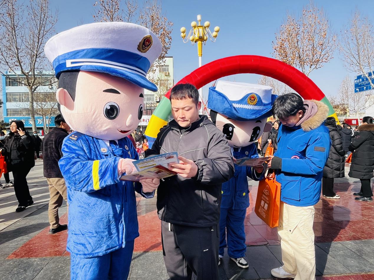 图片默认标题_fororder_图为涞水县消防大队人员为群众进行消防宣传。（李金璐 摄）