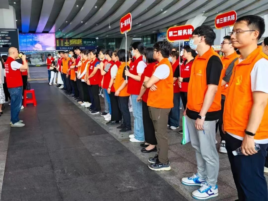 深圳北站先锋服务队：用暖心服务彰显龙华温度_fororder_深圳北3