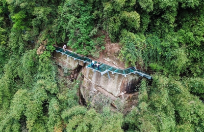 离地百米全长260米 成都首座玻璃栈道五一迎客