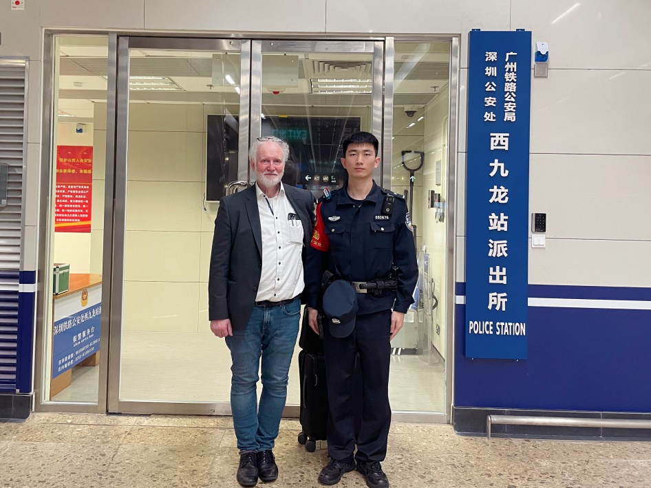 深铁公安西九龙站派出所 尽职尽责描绘春运平安画卷_fororder_外国友人