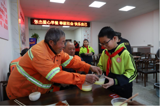 河北青县：红领巾体验环卫工作 学雷锋传递爱心_fororder_（国际在线图片新闻）河北青县：红领巾体验环卫工作 学雷锋传递爱心402