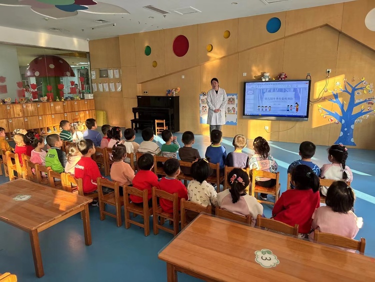 图片默认标题_fororder_图片三：长城社区卫生服务中心健康副校长到爱和成幼儿园进行健康宣教。（李岩摄）