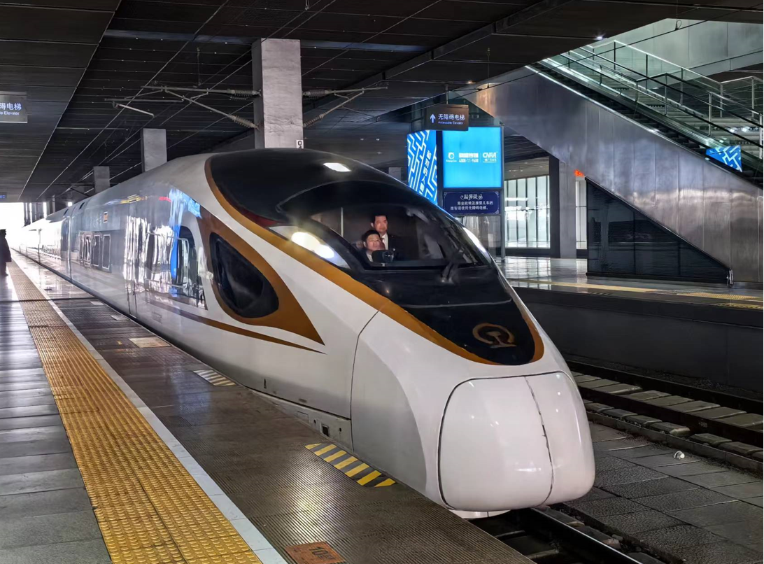 g8843次复兴号列车正缓缓驶进站台下午13时,g8843次复兴号列车缓缓