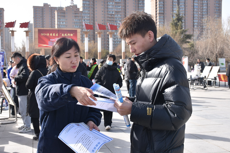 河北清苑：举行“春风行动”专场招聘会_fororder_用人单位工作人员发放企业招聘简章。 赵琪摄.JPG