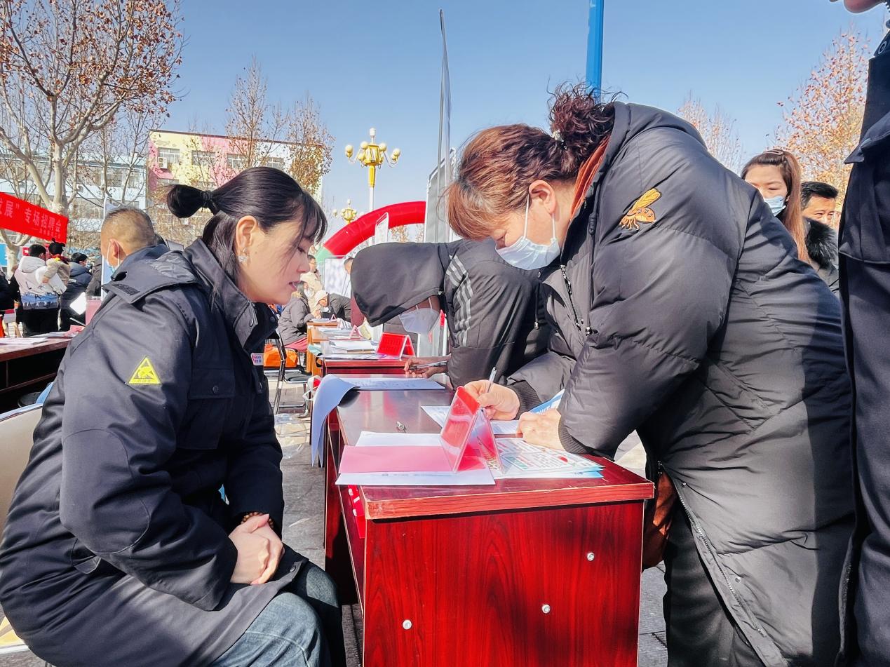 图片默认标题_fororder_图为求职者在填写求职信息。（李金璐 摄）