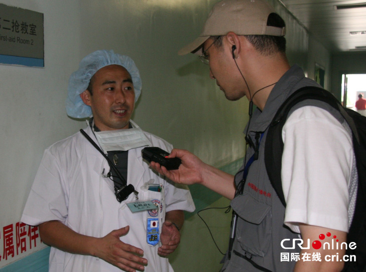 国际在线记者姜平在震区医院采访_fororder_姜平1 拷贝