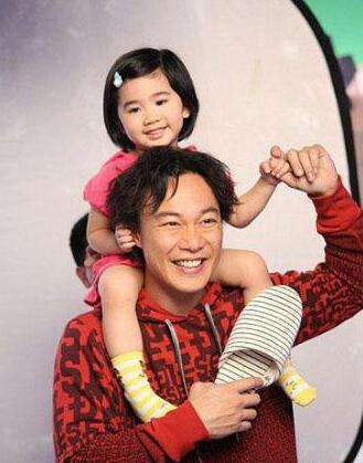 明星奶爸抱孩子有模有样帅到爆 最后一位抱娃我服了