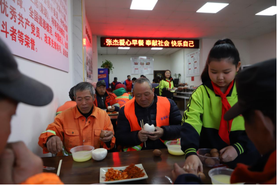 河北青县：红领巾体验环卫工作 学雷锋传递爱心_fororder_（国际在线图片新闻）河北青县：红领巾体验环卫工作 学雷锋传递爱心430