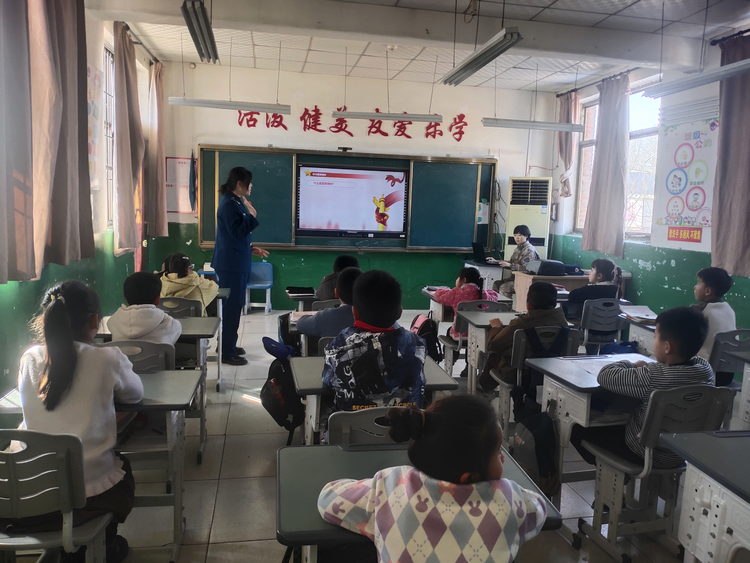 石家庄市鹿泉区：让“雷锋精神”走进孩子心间_fororder_图片 1