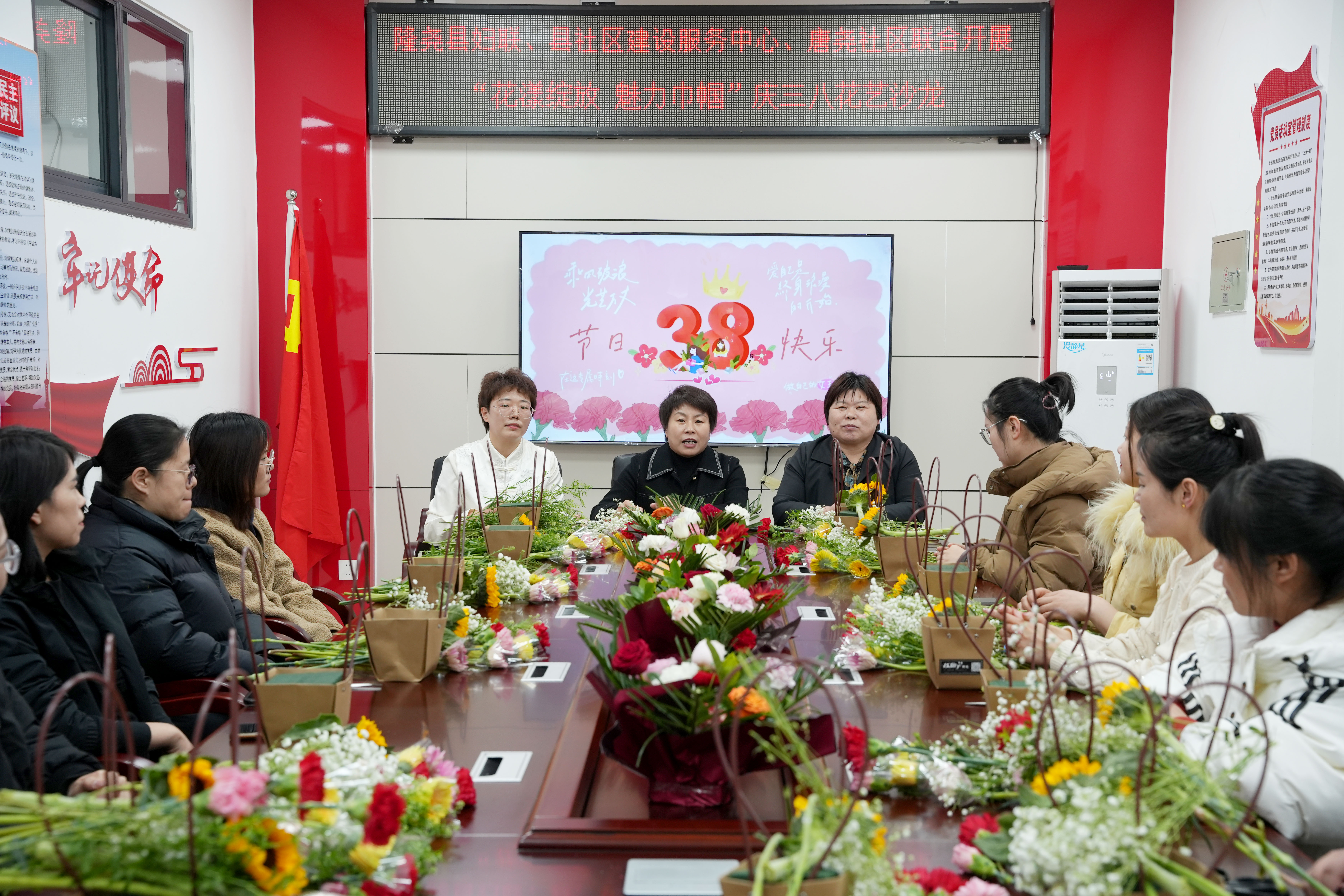 河北隆尧：学手工“插花” 庆节日三八_fororder_7.JPG