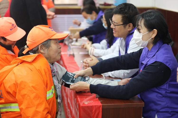 河北涞水：情暖巾帼心 爱在妇女节_fororder_图为医护人员为环卫女工测量血压。徐梓钰 摄