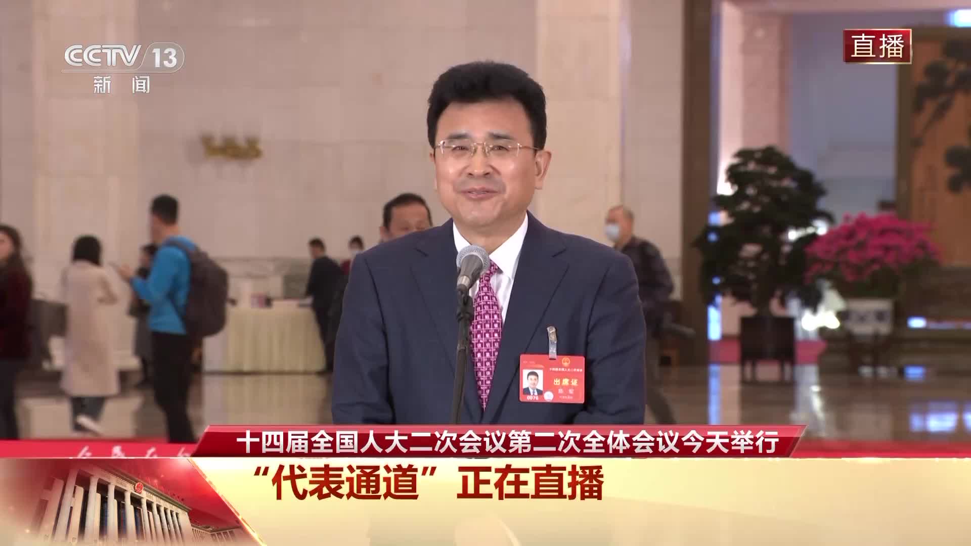 代表通道丨陈军未来一两年电动汽车充一次电就可跑超一千公里