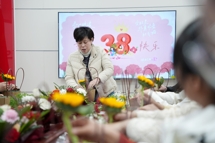 河北隆尧：学手工“插花” 庆节日三八_fororder_3.JPG