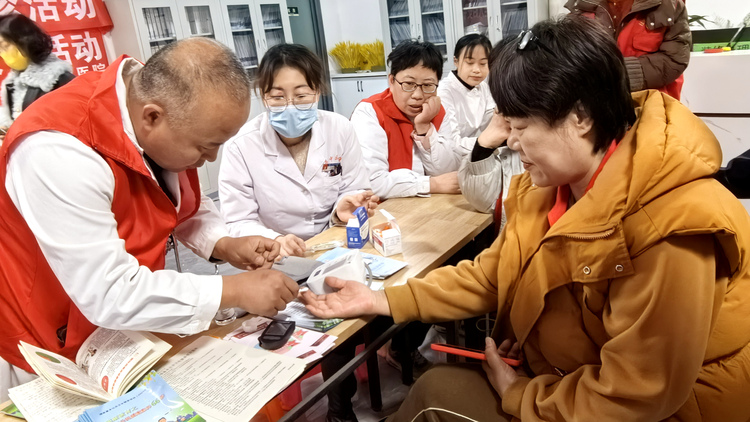 河北唐縣：慶三八 送健康 愛心義診進社區_fororder_醫務人員為居民測量血糖