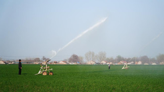 山东潍坊：小麦春季灌溉忙