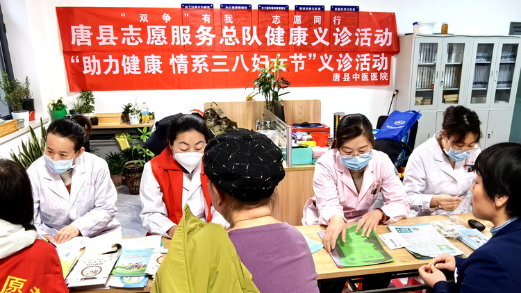 河北唐縣：慶三八 送健康 愛心義診進社區_fororder_義診活動現場 (2)