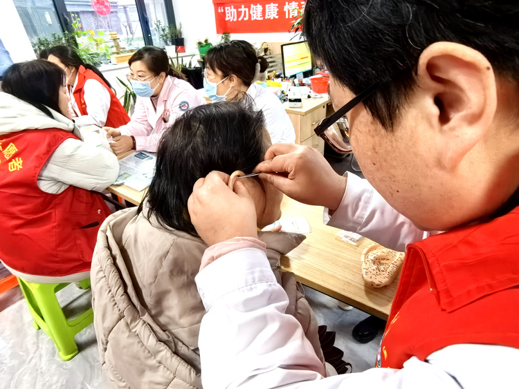 河北唐縣：慶三八 送健康 愛心義診進社區_fororder_居民體驗耳穴埋豆項目