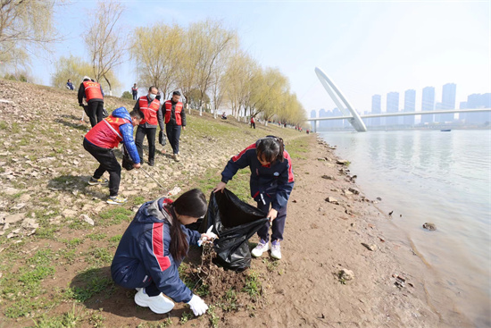 护长江碧水 南京建邺启动守护母亲河“净滩行动”志愿服务_fororder_图片1