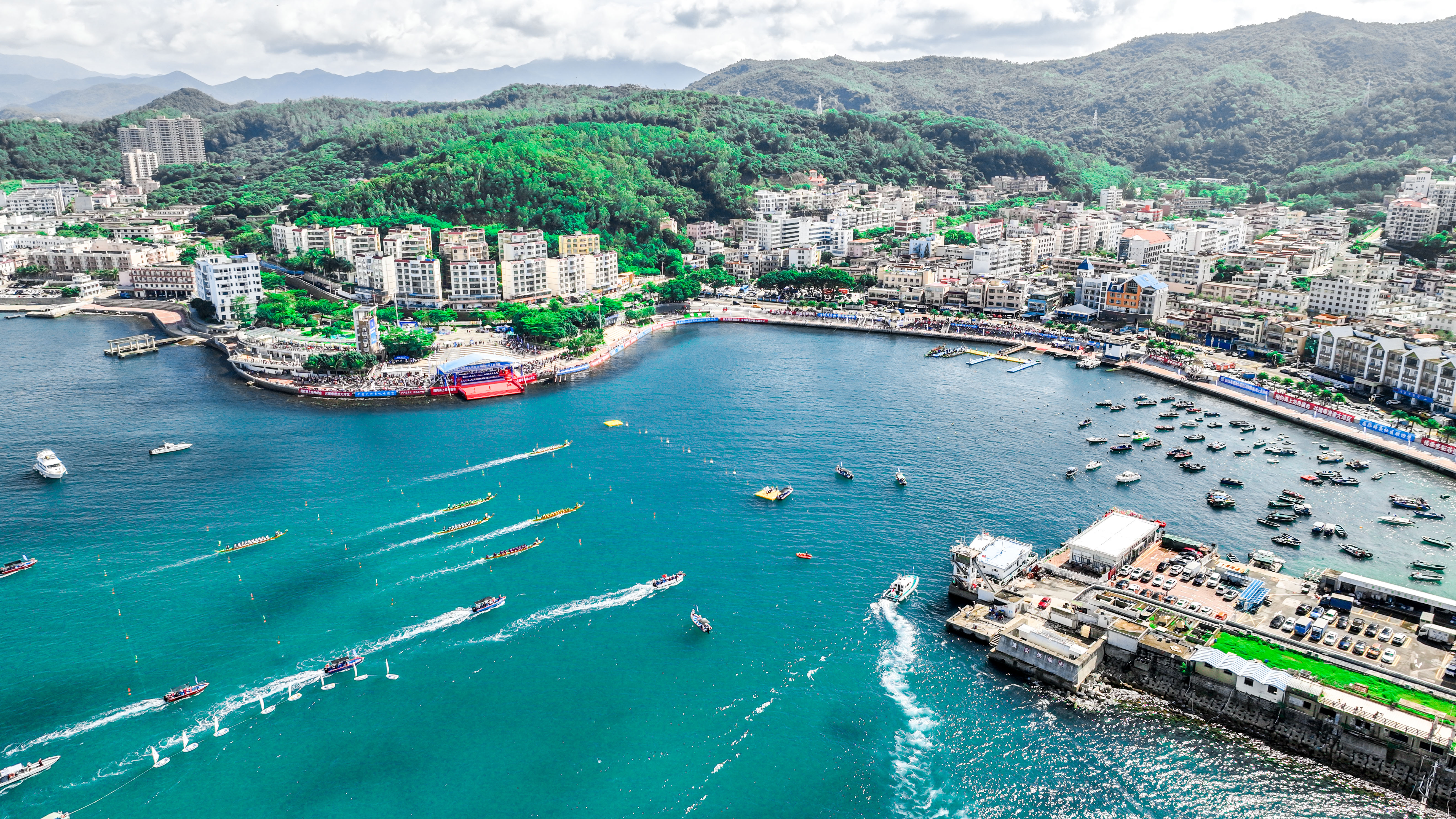 会议强调,2024年是"大鹏旅游高质量发展奋进年",新区"16810"工程,"1 1