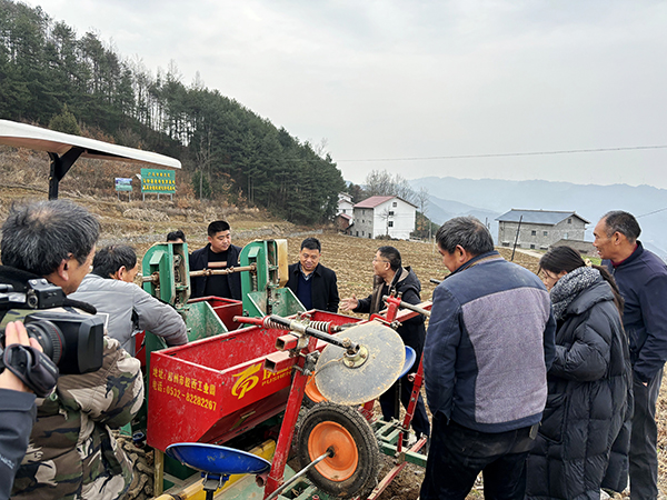 廣元朝天：農技培訓進田間 農戶現場學“良方”_fororder_農機技術培訓現場。