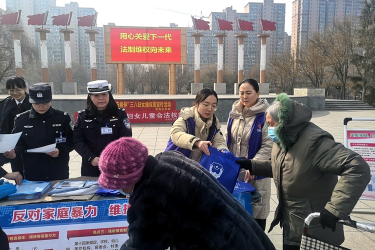 河北清苑：开展“法润万家 平安相伴”系列主题宣传活动_fororder_工作人员发放宣传手册。清苑区委宣传部供图