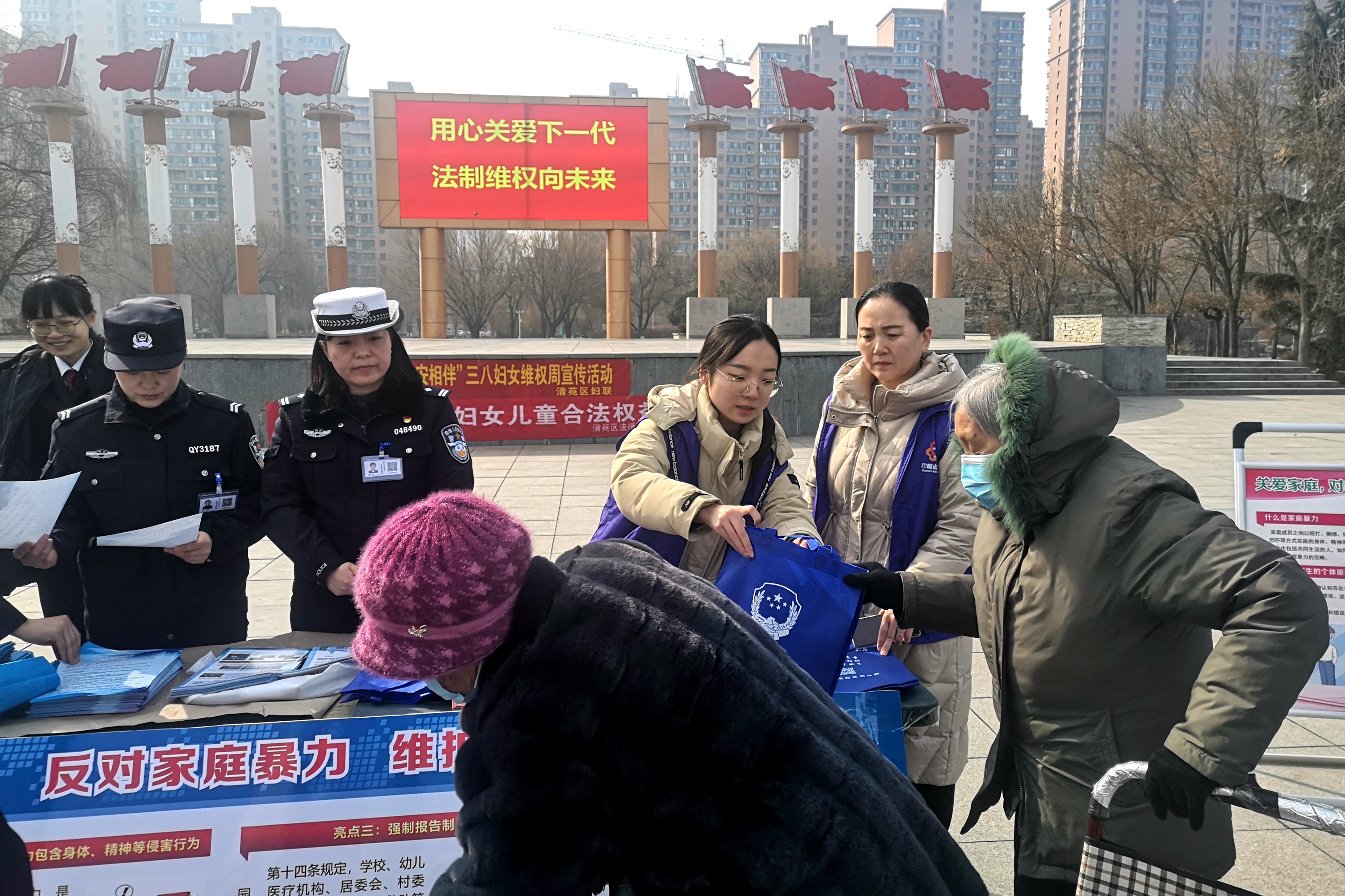 河北清苑：开展“法润万家 平安相伴”系列主题宣传活动_fororder_工作人员发放宣传手册。清苑区委宣传部供图