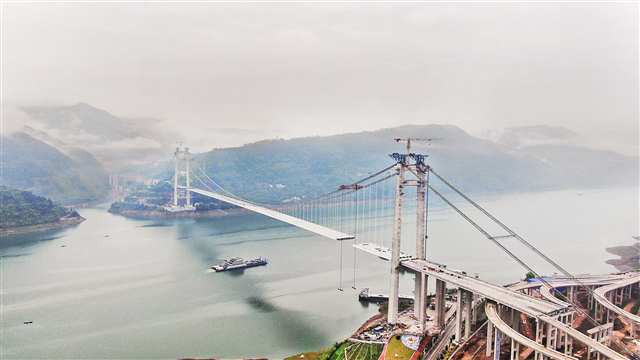 长江上游最大跨径钢箱梁悬索桥实现主跨合龙