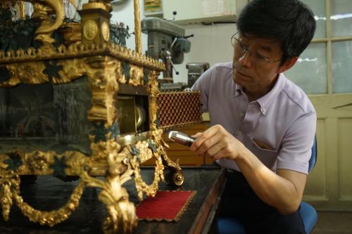 故宮“男神”揭秘文物修復過程 修鐘竟然這麼複雜