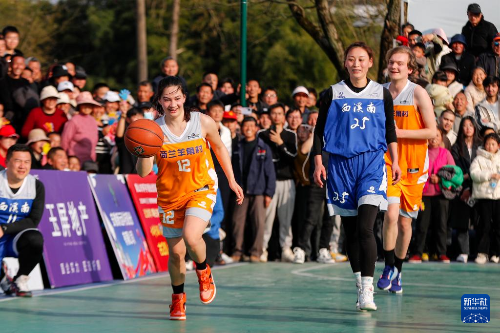 安徽黄山：皖南古村落上演国际乡村篮球赛
