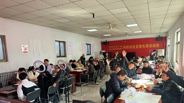 河北唐縣：直播大賽強比拼 打造助農新業態_fororder_培訓現場，學員們爭先恐後，踴躍發言