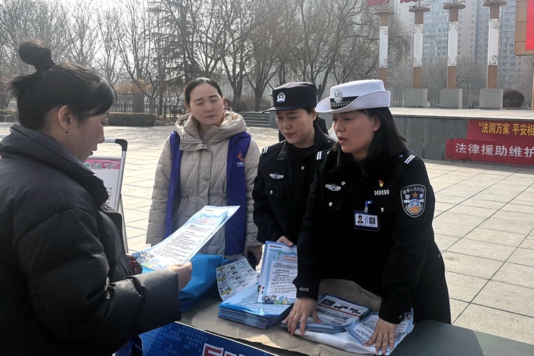 河北清苑：开展“法润万家 平安相伴”系列主题宣传活动_fororder_三八妇女维权周主题宣传活动现场。清苑区委宣传部供图