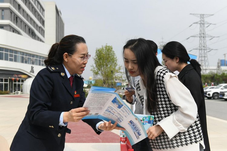 咸陽高新區稅務局：“稅惠到坊”進園區 助企發展零距離_fororder_圖片2