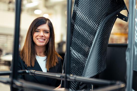 视频解读超级跑车制造商兰博基尼的轻量化技术和可持续发展_fororder_02 - 超越创新——连点成线