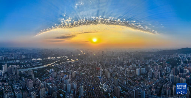 广州：夕阳伴晚霞 宛若天空之眼