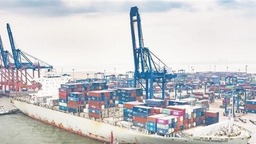 泉州港迎開港以來巨輪之最 8萬噸集裝箱船舶靠泊石湖港區