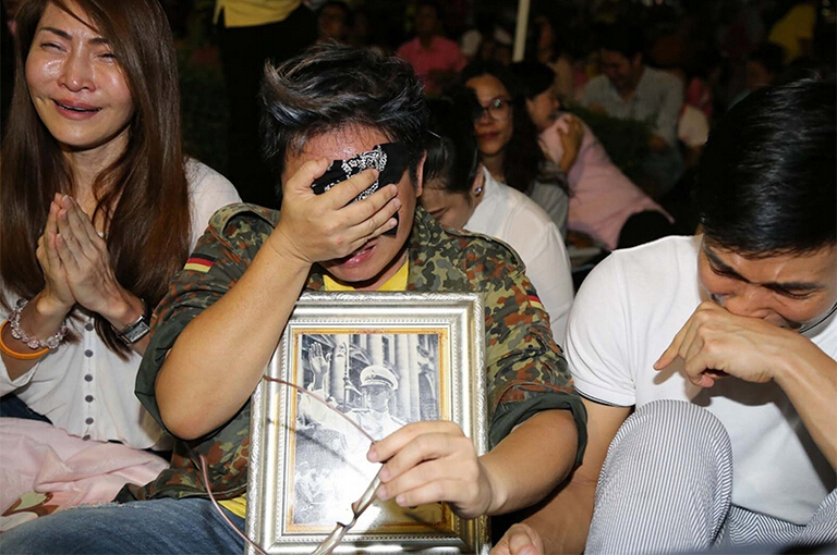 泰国国王去世 民众痛哭悼念(组图)