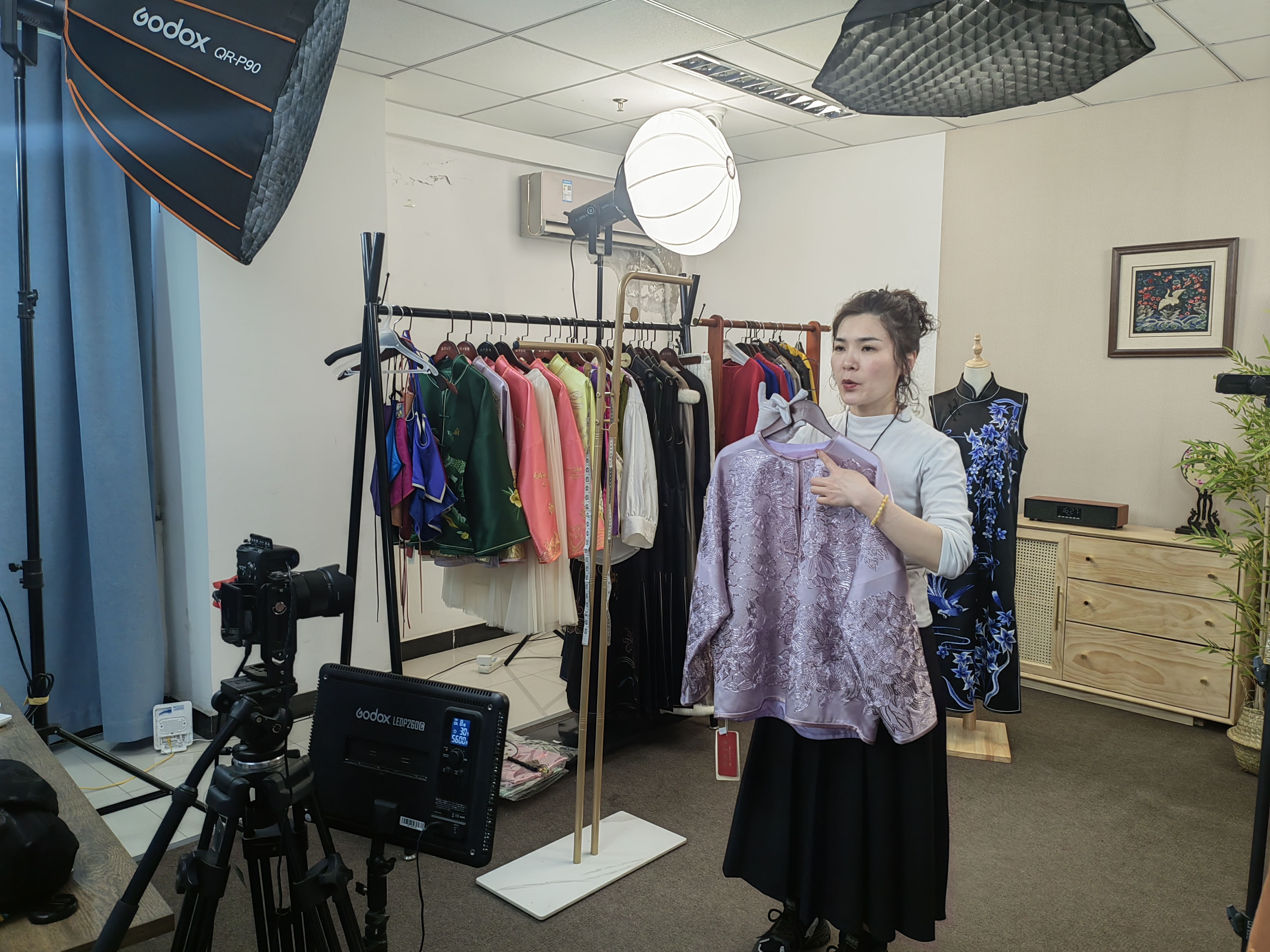 河北定兴：京绣“潮品”焕发消费新活力_fororder_004